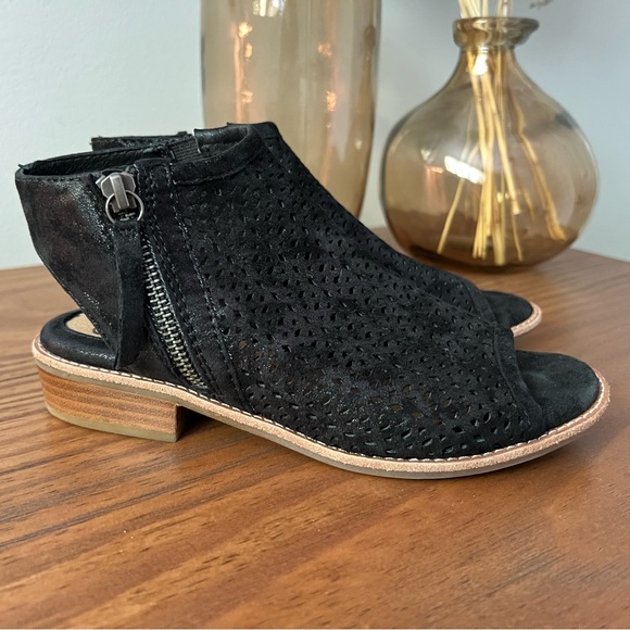 Sofft Natesa Black Shimmer Leather Sandals - Picture 4 of 11